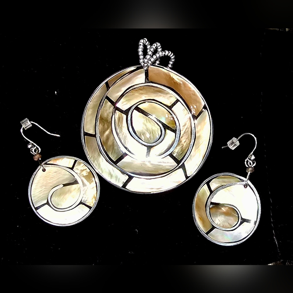 Beautiful Mother of Pearl pendant and earrings set.